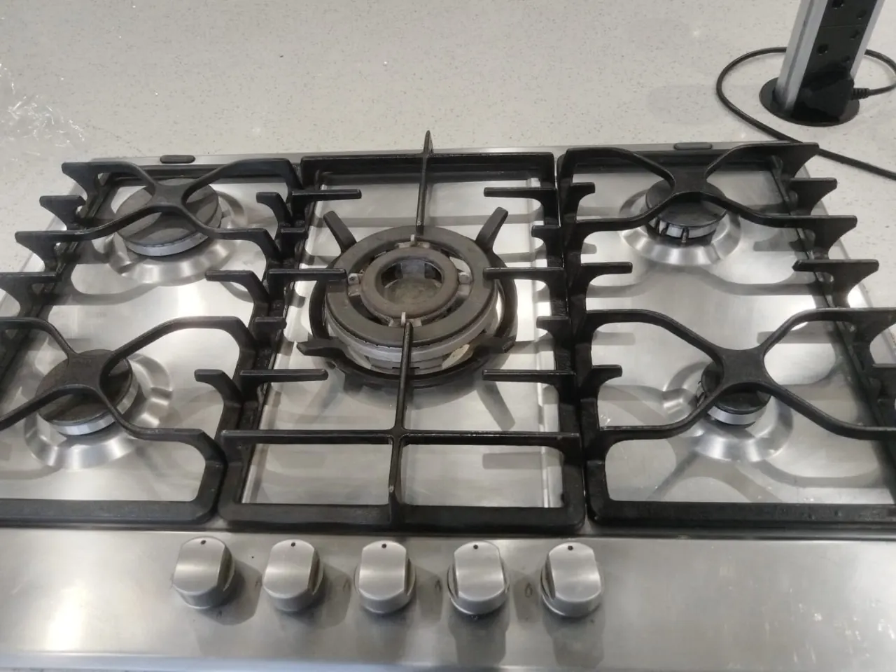 Stainless steel built-in gas hob with separate burner controls