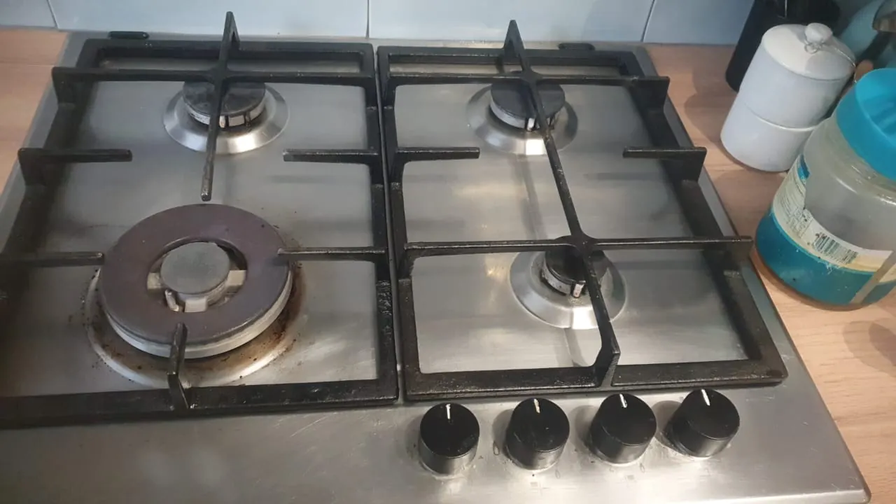 Stainless steel built-in gas hob with separate burner controls