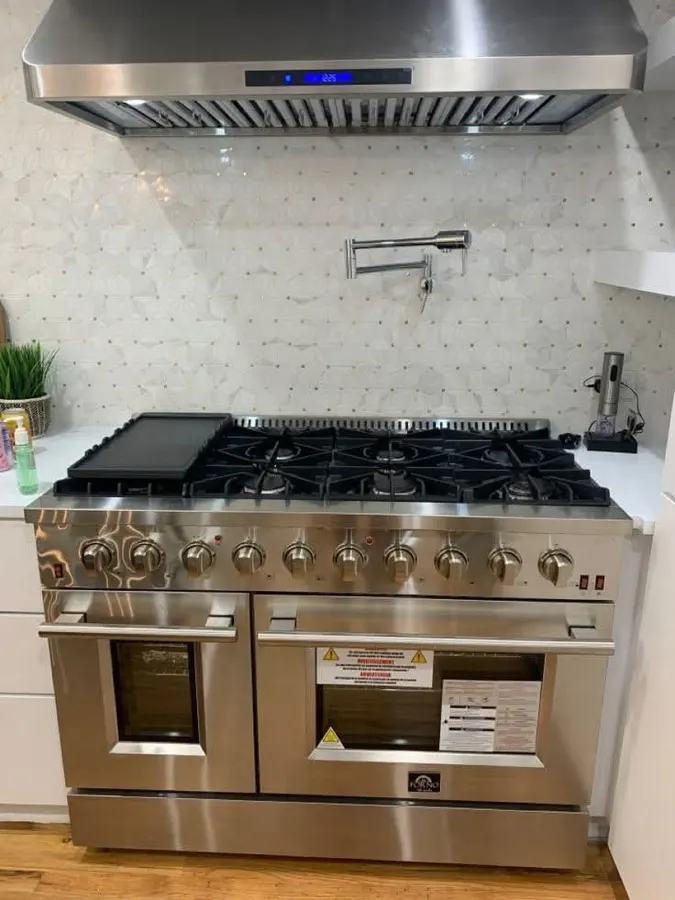 Freestanding cooking range with gas burners