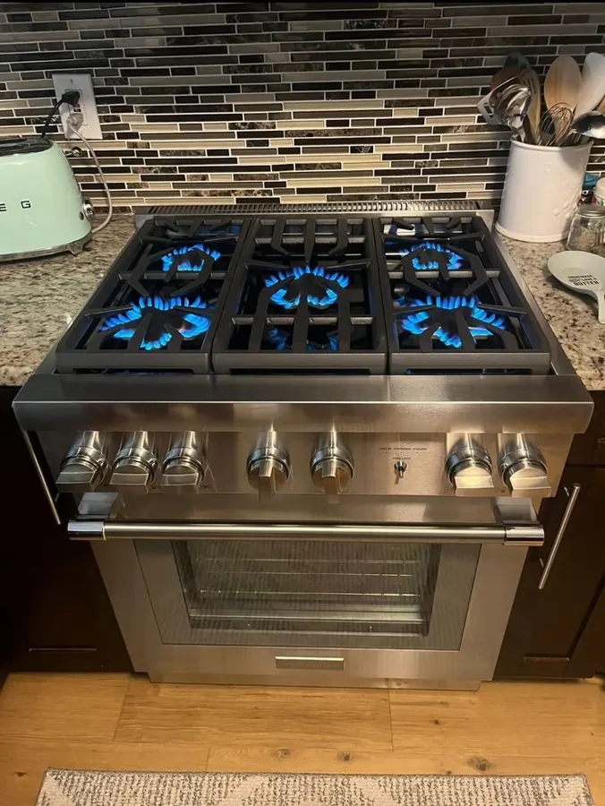 Gas cooking appliance with burner supports and control layout